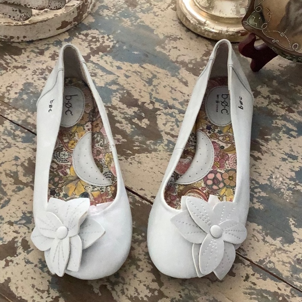 b.o.c. Born white flats with flower detail